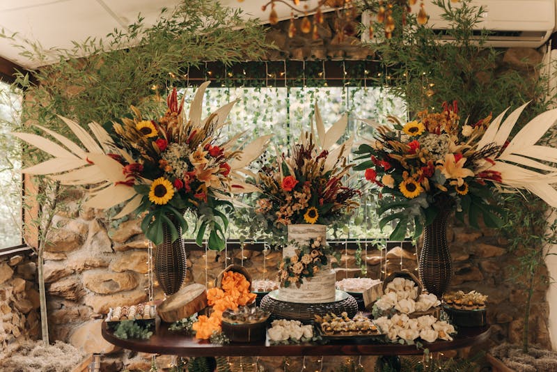 Arreglo floral con girasoles y flores silvestres