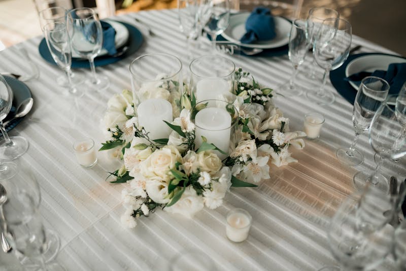 Decoración floral de mesa para boda con flores blancas