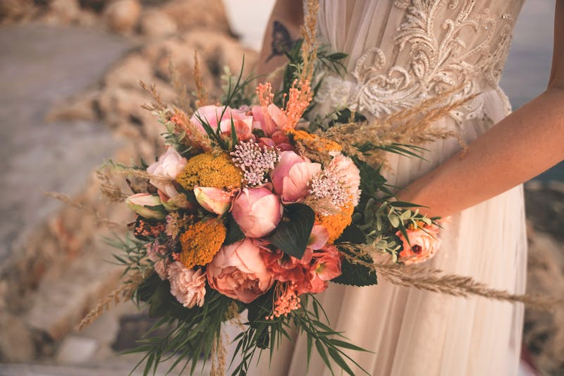Ramo de novia boho con flores silvestres para boda informal