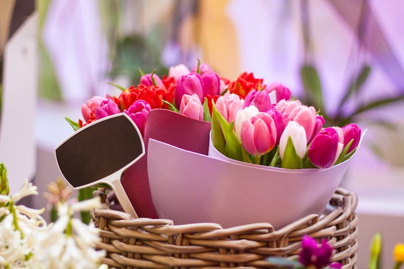 Cesta floral con flores y detalles de regalo Interflora
